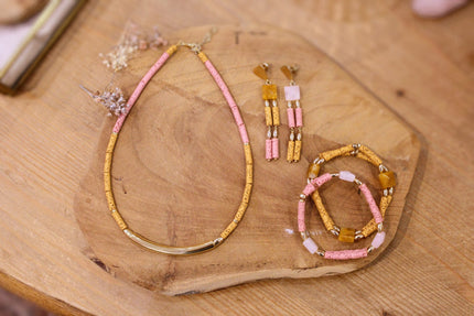 collection tellure parure bijoux fabrication artisanale en laiton doré or fin 24 carats perles de lave rose poudré et jaune ocre. Idée cadeau bijou