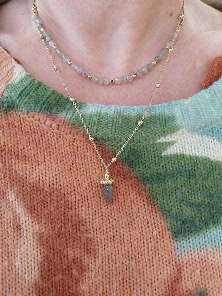 collier doré avec pendentif labradorite. Bijou de créateur pour femme fabriqué en France