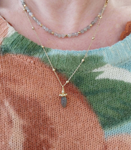 collier doré avec pendentif labradorite. Bijou de créateur pour femme fabriqué en France