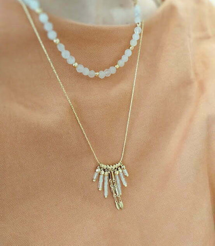 collier doré fin pour femme, pendentif en quartz rose. Bijou de créateur tendance.