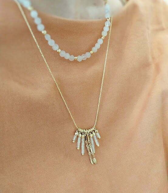 collier doré fin pour femme, pendentif en quartz rose. Bijou de créateur tendance.