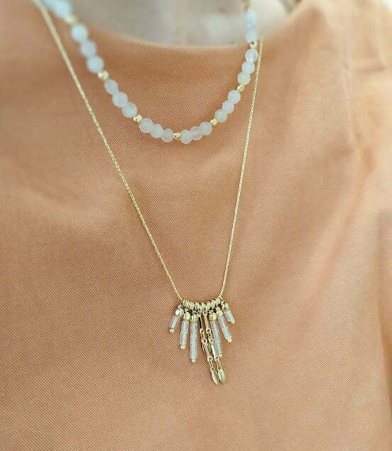 collier doré fin pour femme, pendentif en quartz rose. Bijou de créateur tendance.