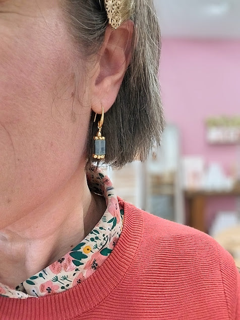 boucles d'oreilles tubes dorées avec pierre naturelles en béryls
