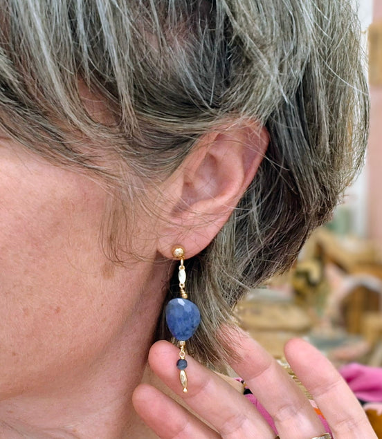 Boucles d'oreilles QUIÉTUDE doré - dumortierite et saphir
