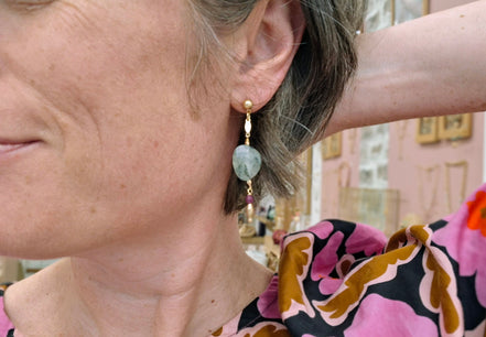 Boucles d'oreilles QUIETUDE doré - phrénite épidote et rubis