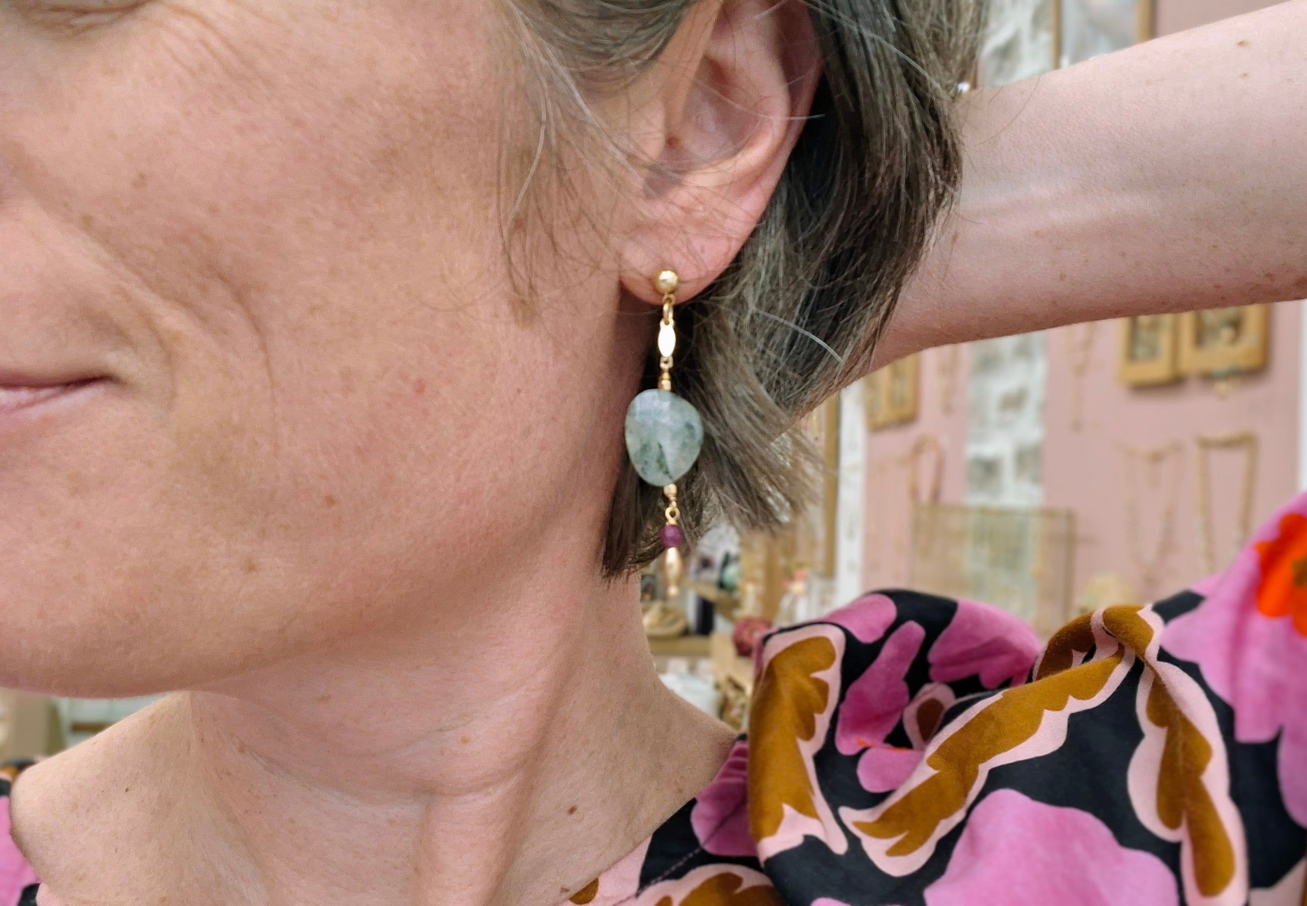 Boucles d'oreilles QUIETUDE doré - phrénite épidote et rubis