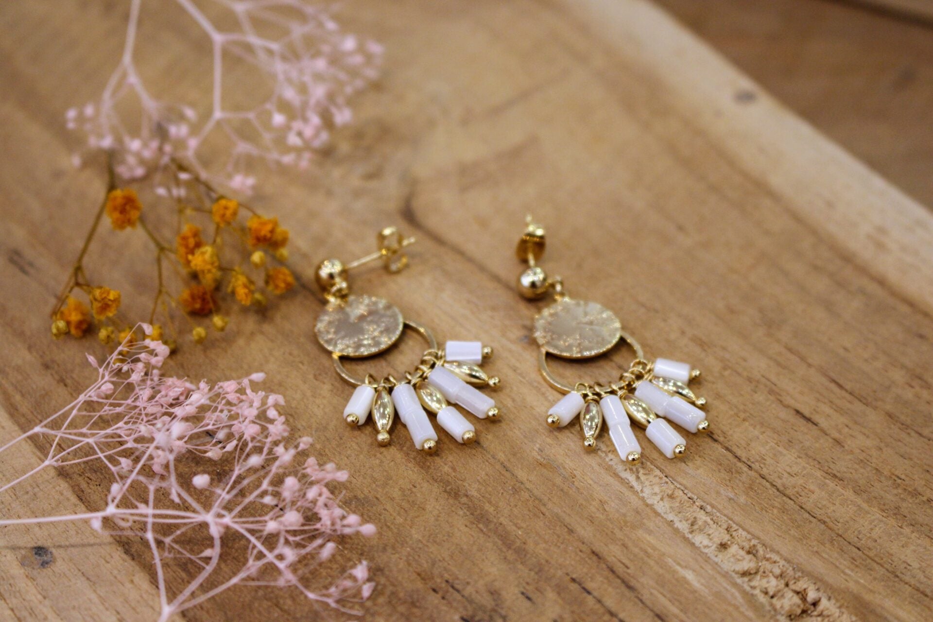 bijou femme boucles d'oreilles dorées et nacre