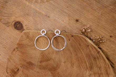 Boucles d'oreilles argentées femme anneaux brillants