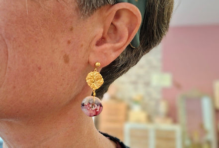 Boucles d'oreilles doré fleurs et céramique rose