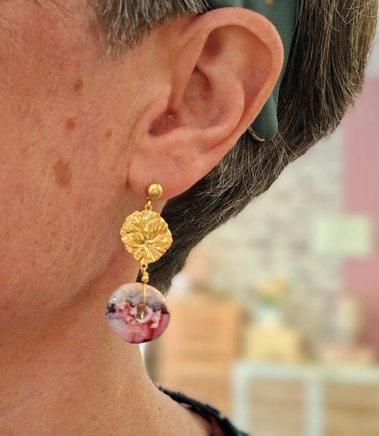 Boucles d'oreilles doré fleurs et céramique rose