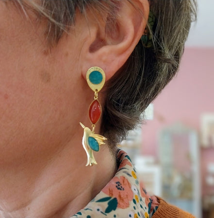Idée cadeau bijou femme Boucles d'oreilles dorées asymétriques amazonite et grenat