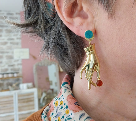 Idée cadeau bijou femme Boucles d'oreilles dorées asymétriques grenat et amazonite