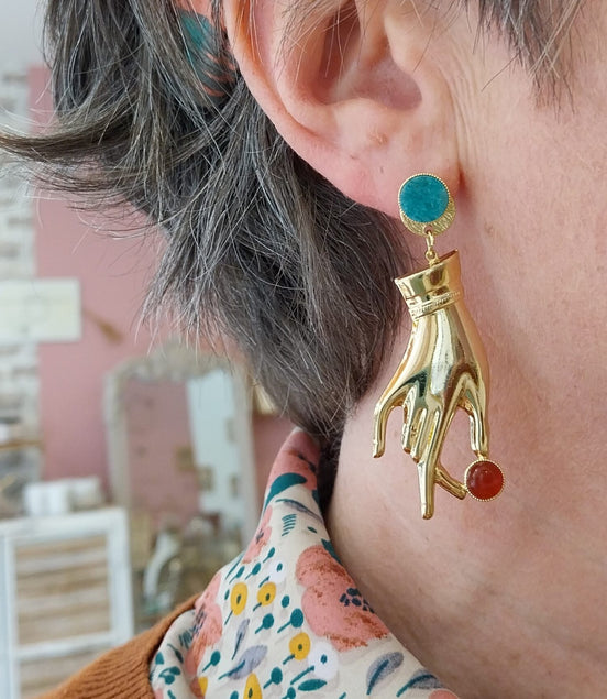 Idée cadeau bijou femme Boucles d'oreilles dorées asymétriques grenat et amazonite