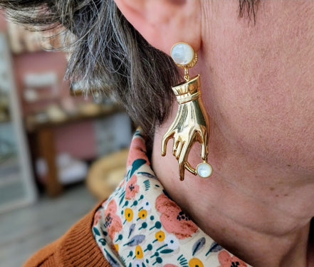 Idée cadeau bijou femme Boucles d'oreilles dorées asymétriques nacre