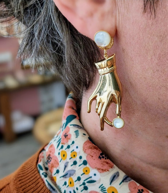 Idée cadeau bijou femme Boucles d'oreilles dorées asymétriques nacre