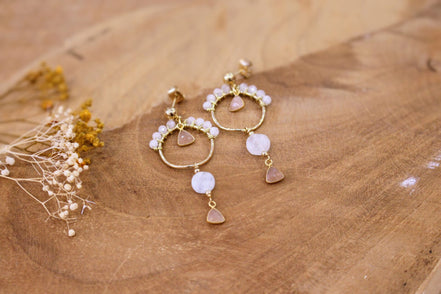 Idée cadeau bijou femme Boucles d'oreilles dorées femme longues cristal de roche et pierre de lune pêche