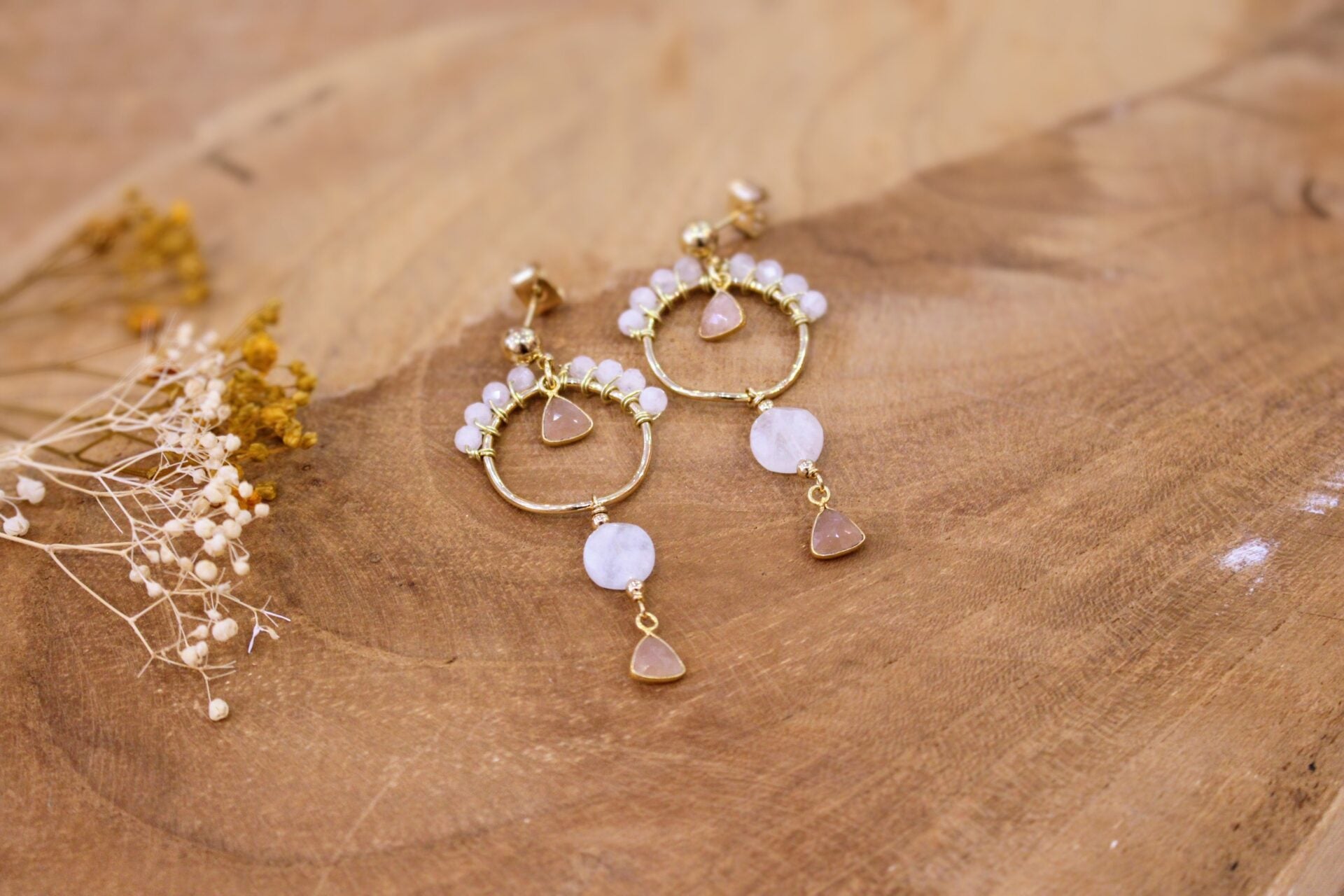 Idée cadeau bijou femme Boucles d'oreilles dorées femme longues cristal de roche et pierre de lune pêche