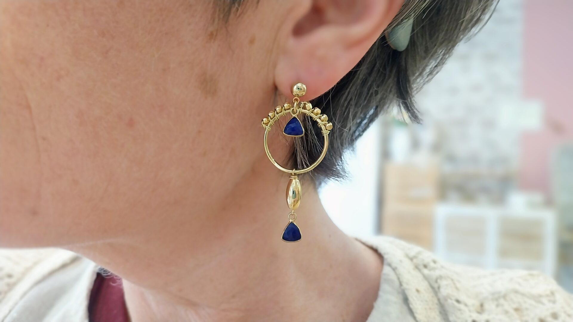 Idée cadeau bijou femme Boucles d'oreilles dorées lapis lazuli