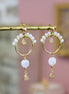 Idée cadeau bijou femme Boucles d'oreilles dorées longues cristal de roche et pierre de lune pêche