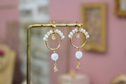 Idée cadeau bijou femme Boucles d'oreilles dorées longues cristal de roche et pierre de lune pêche