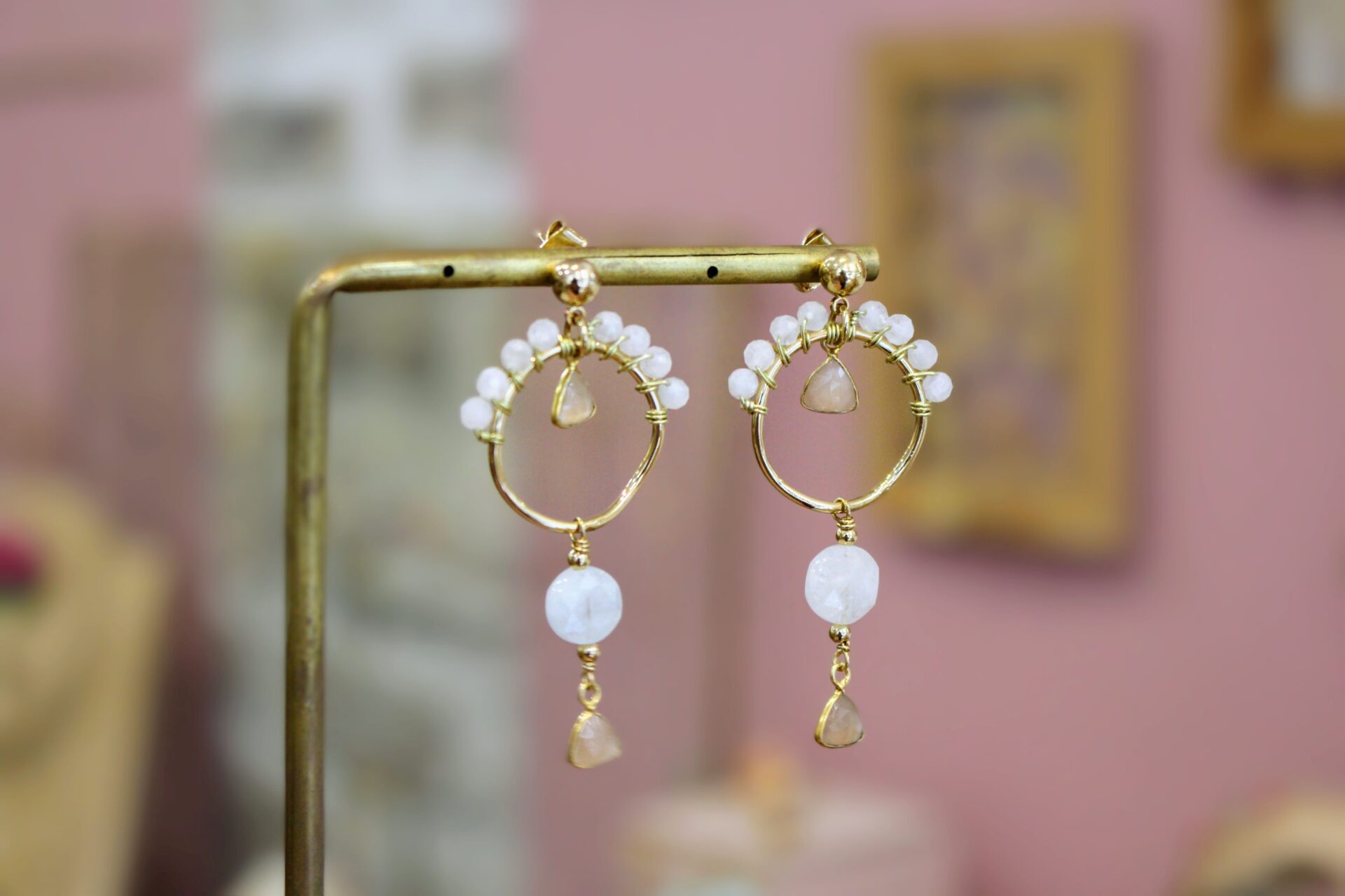 Idée cadeau bijou femme Boucles d'oreilles dorées longues cristal de roche et pierre de lune pêche