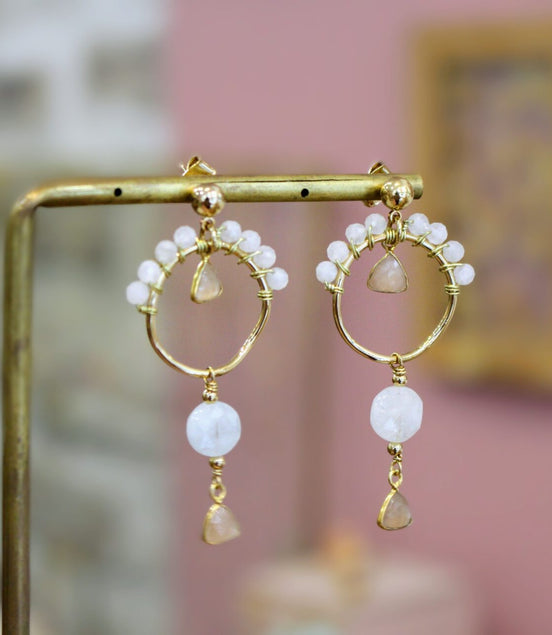 Idée cadeau bijou femme Boucles d'oreilles dorées longues cristal de roche et pierre de lune pêche