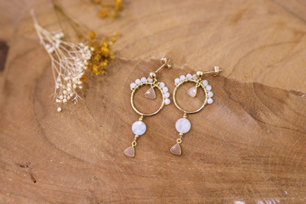 Idée cadeau bijou femme Boucles d'oreilles dorées longues en cristal de roche et pierre de lune pêche