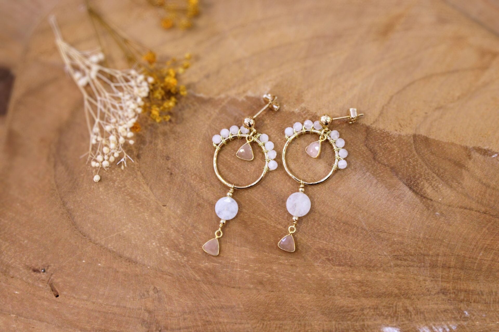 Idée cadeau bijou femme Boucles d'oreilles dorées longues en cristal de roche et pierre de lune pêche