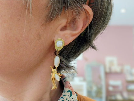 Idée cadeau bijou femme Boucles d'oreilles dorées nacre asymétriques