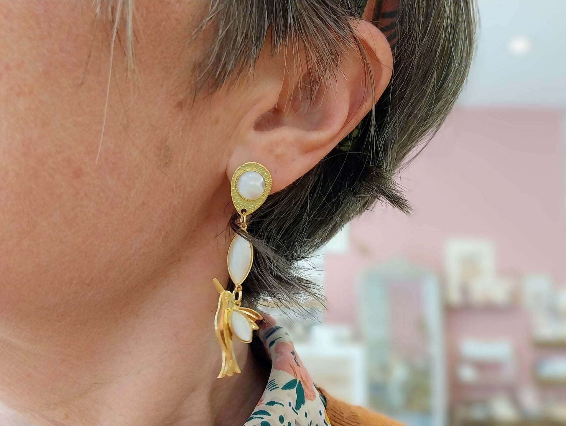 Idée cadeau bijou femme Boucles d'oreilles dorées nacre asymétriques