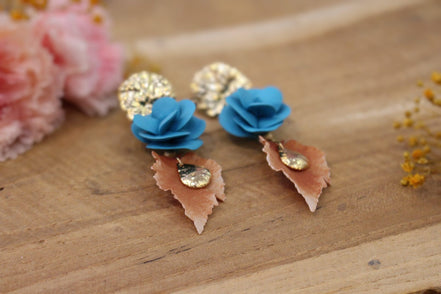 Idée cadeau bijou femme grandes boucles d'oreilles dorées pendentes bleues et marron invitée mariage