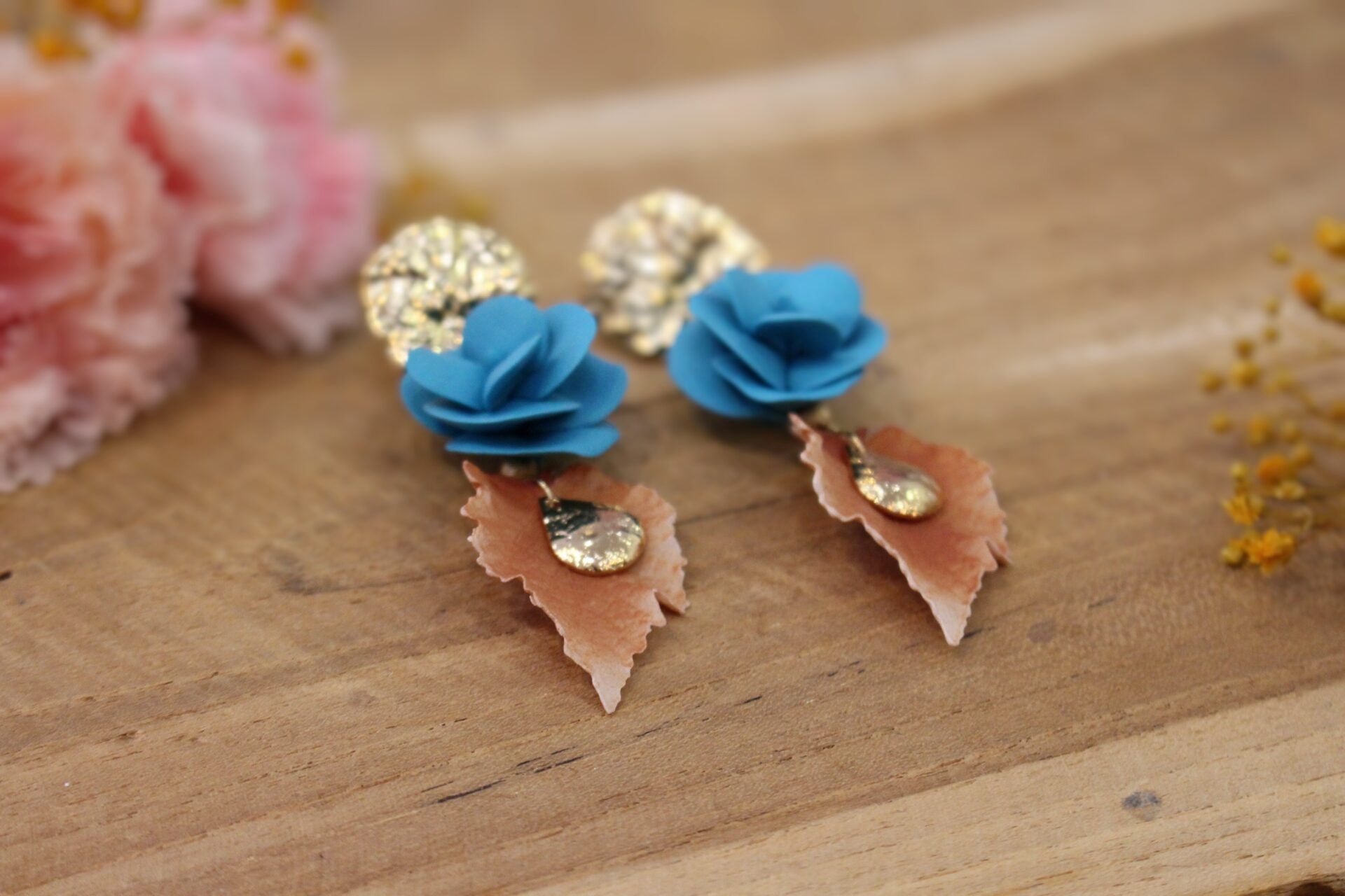 Idée cadeau bijou femme grandes boucles d'oreilles dorées pendentes bleues et marron invitée mariage
