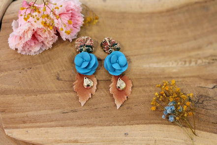 Idée cadeau bijou femme grandes boucles d'oreilles dorées pendentes bleues et marron invitée mariage