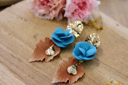 Idée cadeau bijou femme grandes boucles d'oreilles dorées pendentes bleues et marron invitée mariage