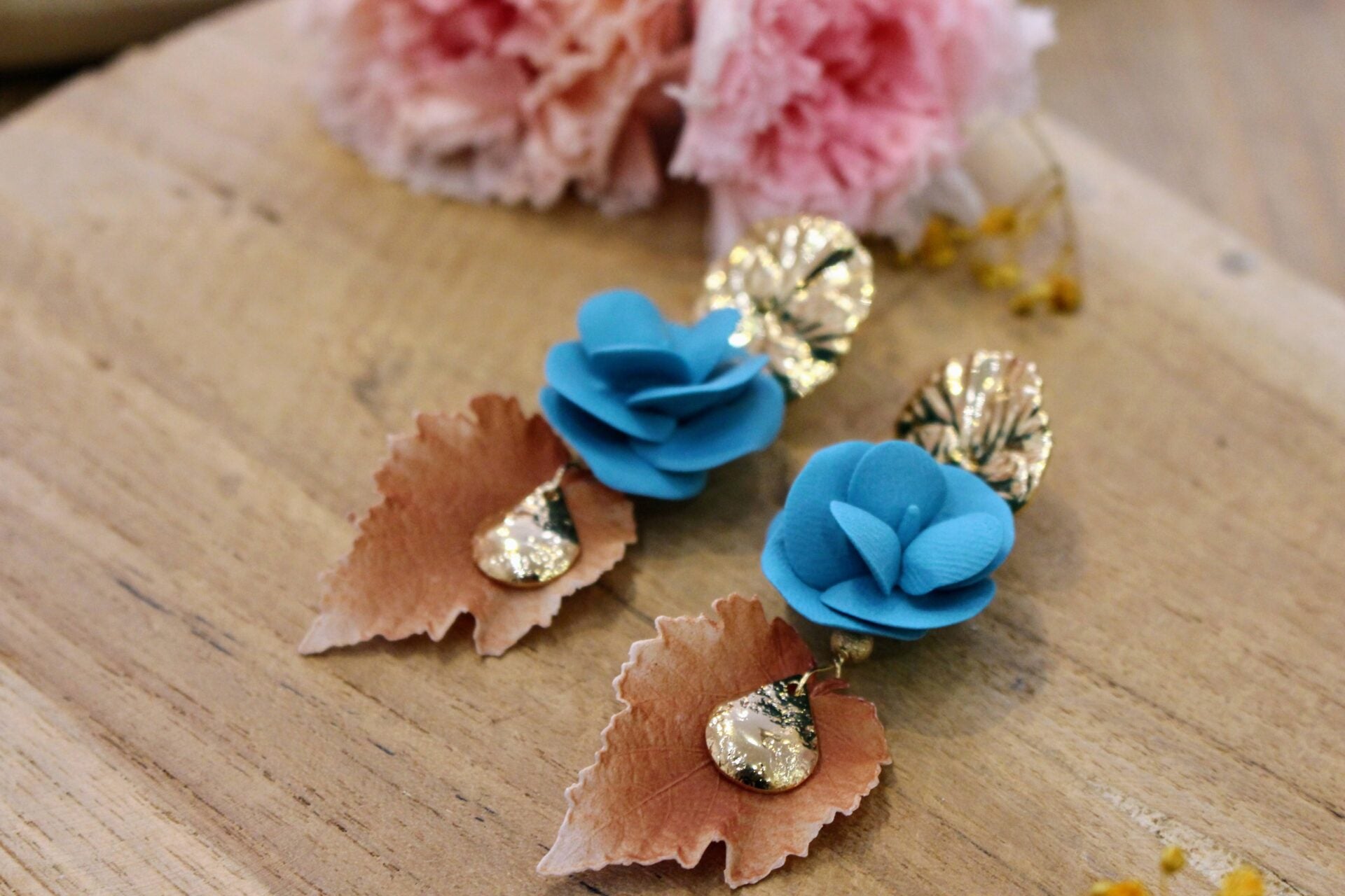 Idée cadeau bijou femme grandes boucles d'oreilles dorées pendentes bleues et marron invitée mariage