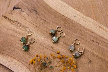 Idée cadeau bijou femme Boucles d'oreilles dorées pendentes chrysoprase