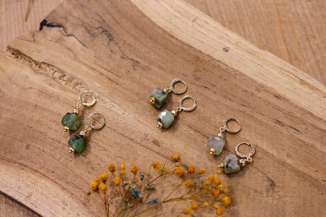 Idée cadeau bijou femme Boucles d'oreilles dorées pendentes chrysoprase