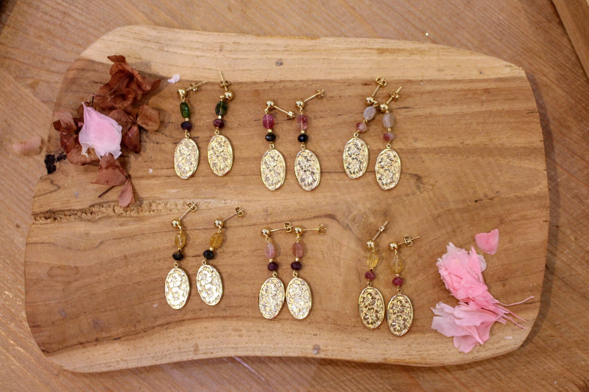 Idée cadeau bijou femme Boucles d'oreilles dorées pendentes en tourmaline