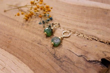 Idée cadeau bijou femme Boucles d'oreilles dorées pendentes pierre naturelle chrysoprase