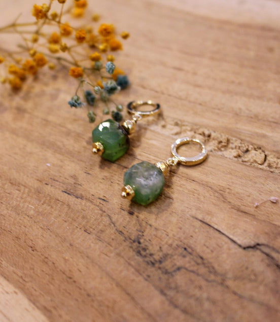 Idée cadeau bijou femme Boucles d'oreilles dorées pendentes pierre naturelle chrysoprase
