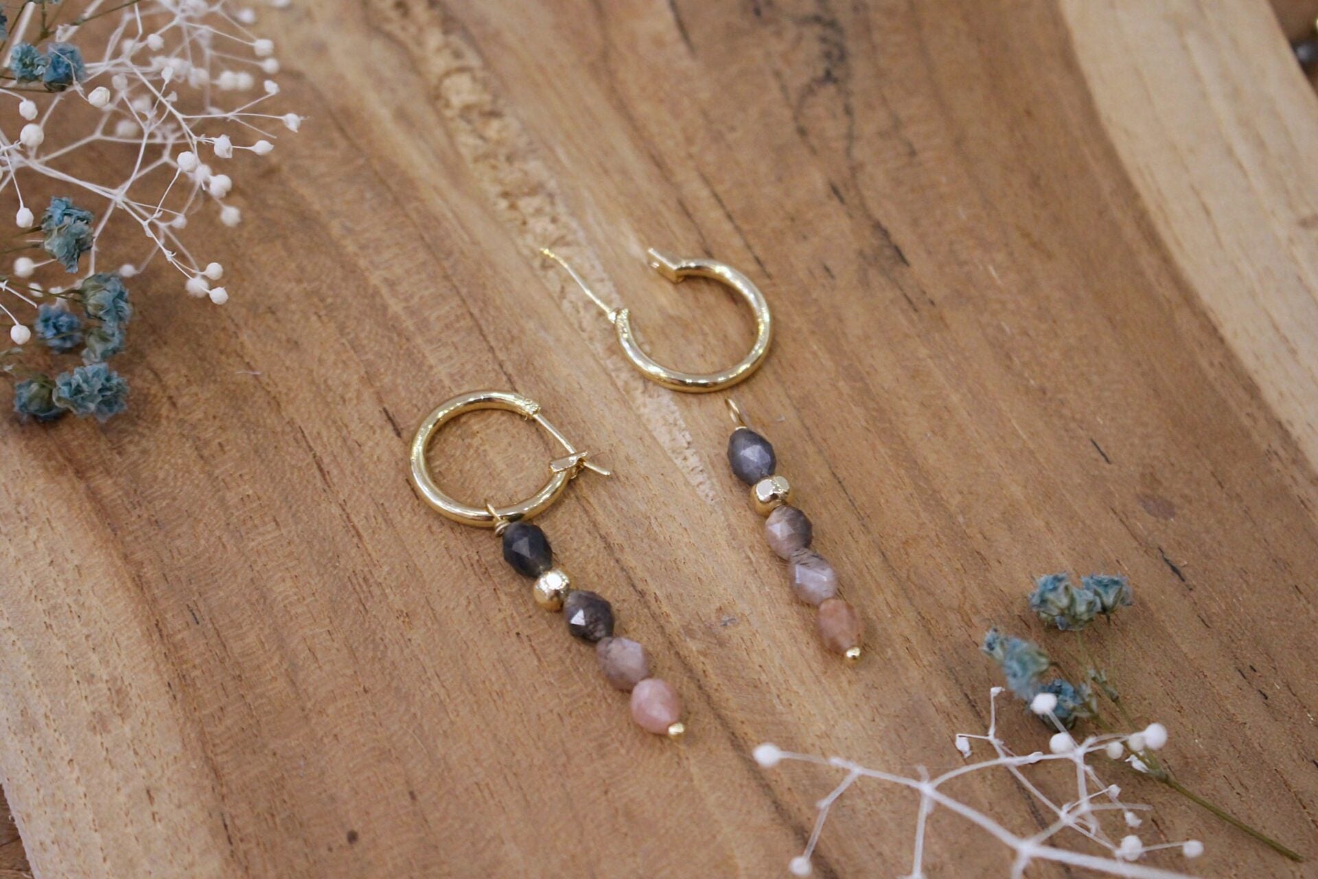 Bijou femme boucles d'oreilles dorées pierre de lune pêche