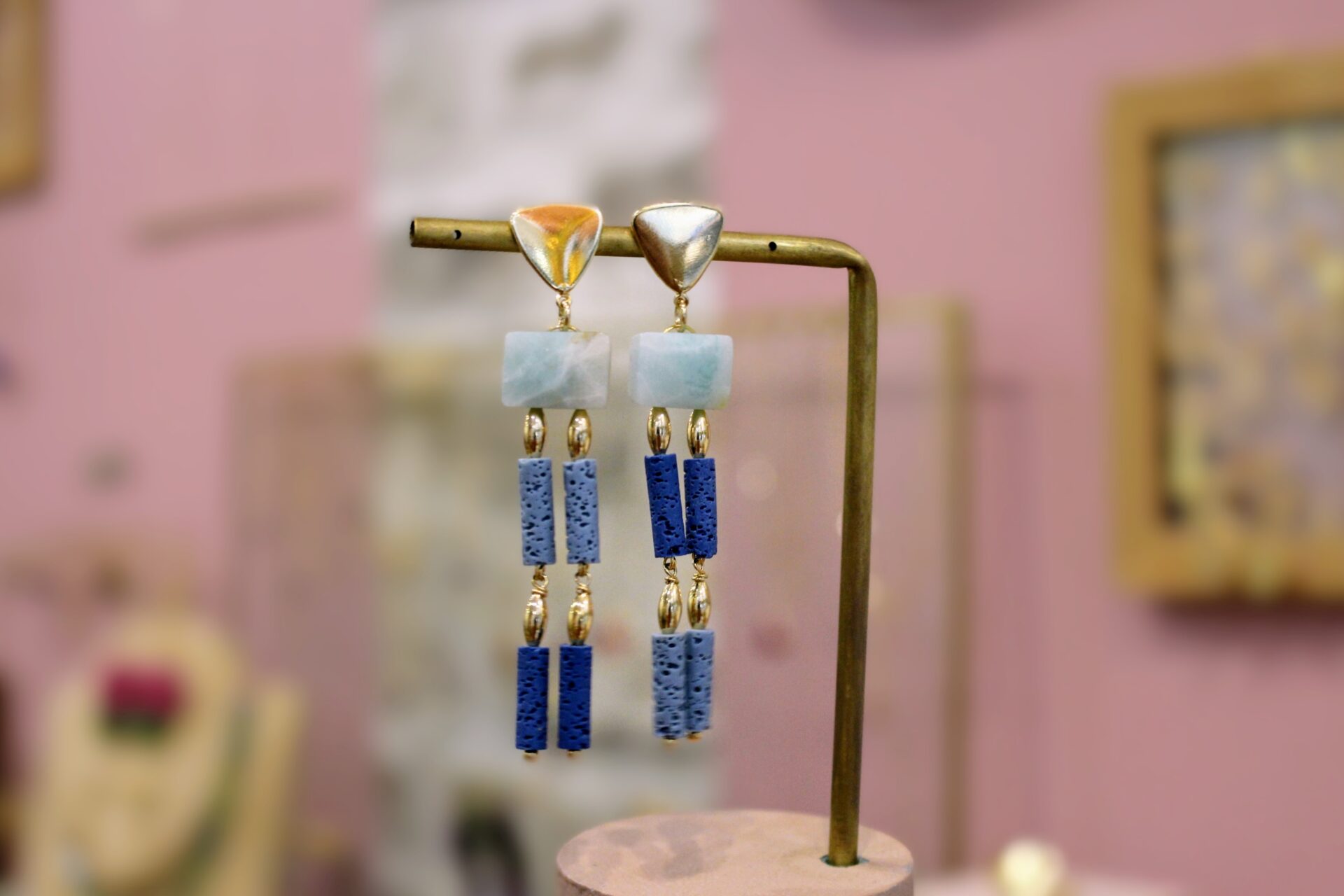 Boucles d’oreilles asymétrique TELLURE doré – Bleu Argile, Bleu Klein Amazonite