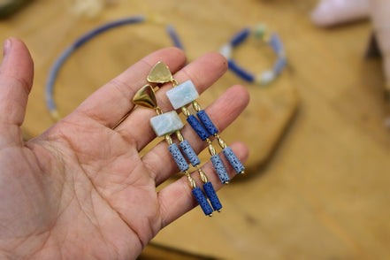 Boucles d’oreilles asymétrique TELLURE doré – Bleu Argile, Bleu Klein Amazonite