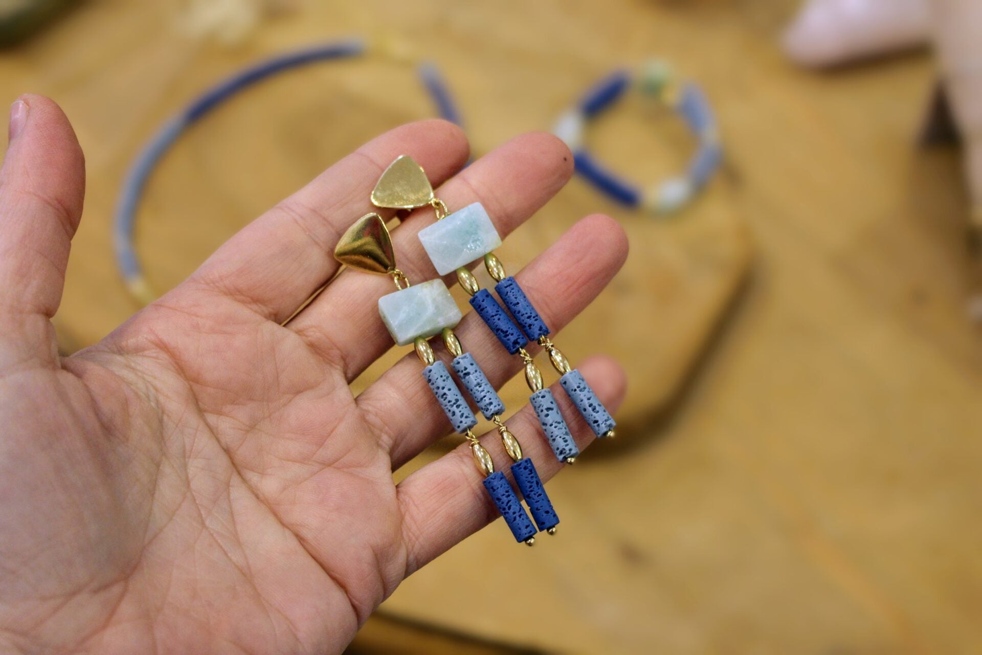 Boucles d’oreilles asymétrique TELLURE doré – Bleu Argile, Bleu Klein Amazonite