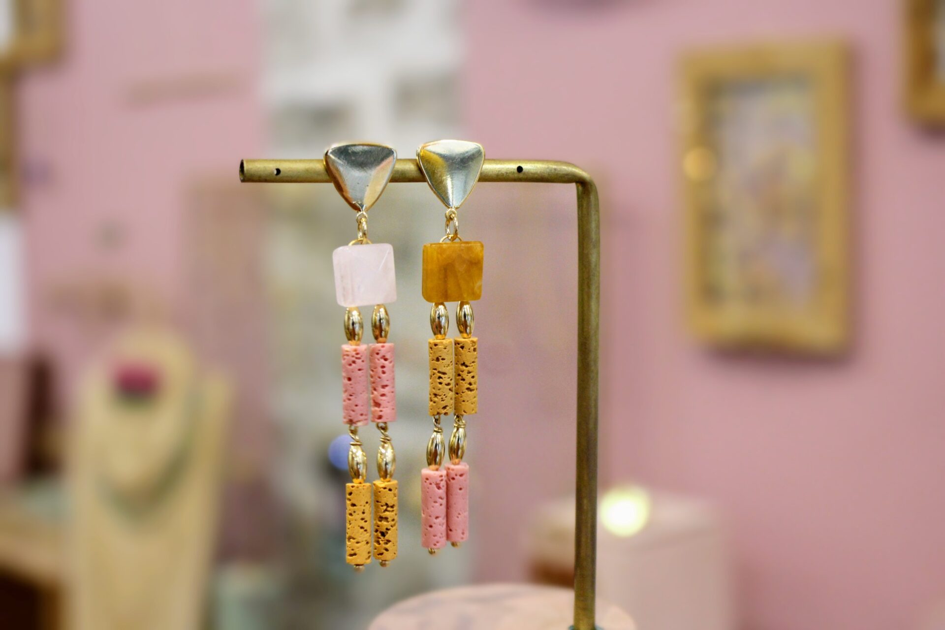 Boucles d'oreilles en laiton doré or fin 24 carats pierres naturelles citrine et quartz rose avec pierre de lave