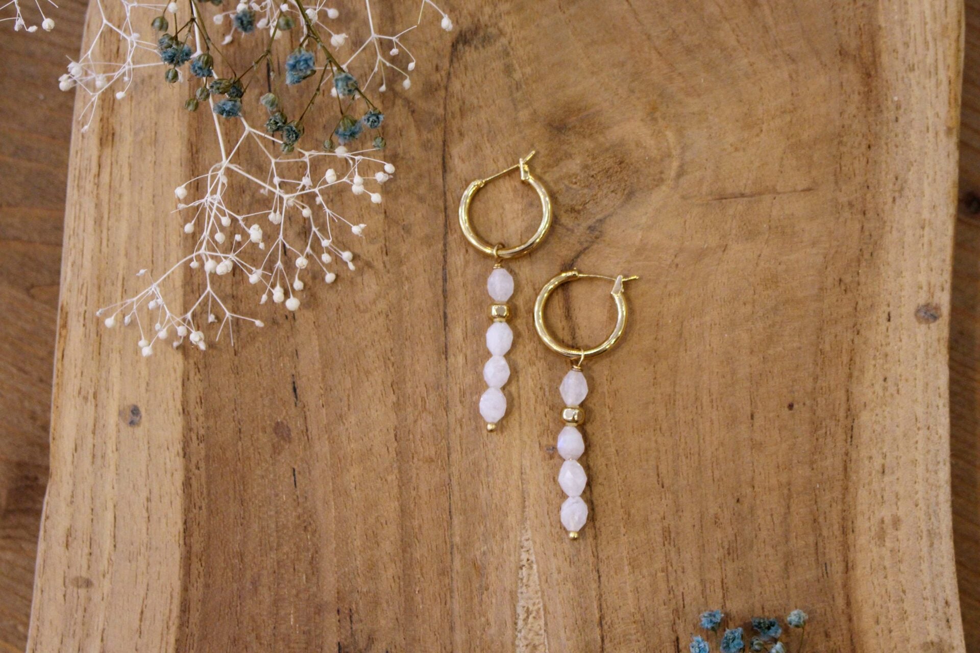 bijou femme boucles d'oreilles dorées pierre de lune