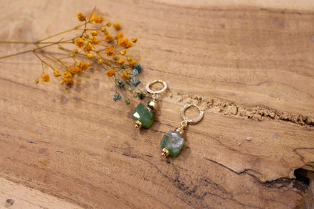Idée cadeau bijou femme Boucles d'oreilles femme dorées pendentes chrysoprase