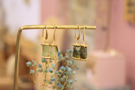 bijou femme boucles d'oreilles dorées grenat
