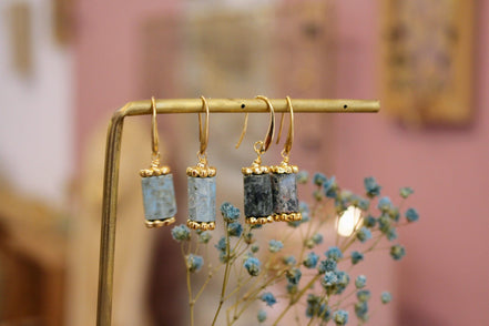 Boucles d'oreilles pendantes dorées en larimar