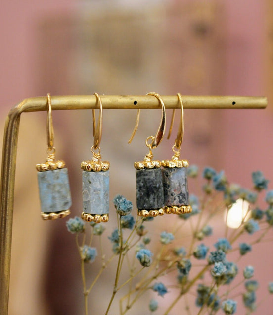 Boucles d'oreilles pendantes dorées en larimar